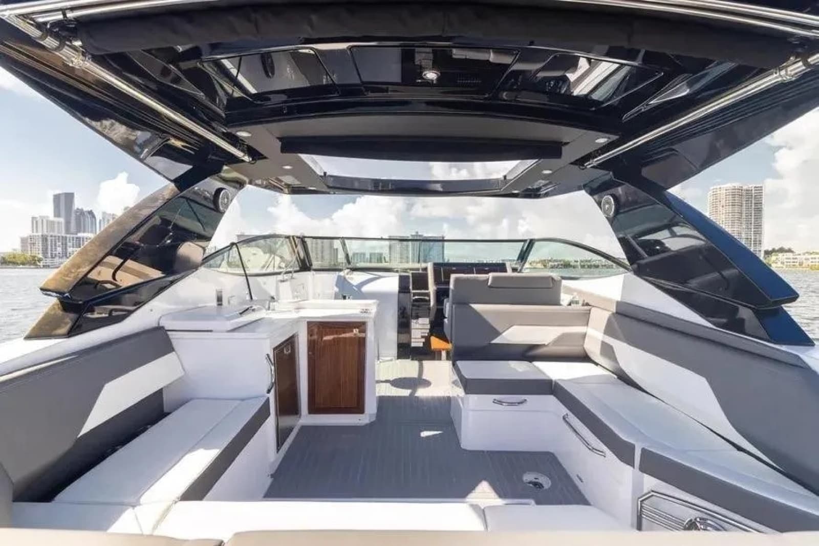 2021 Cruisers Yachts  - Photo 19