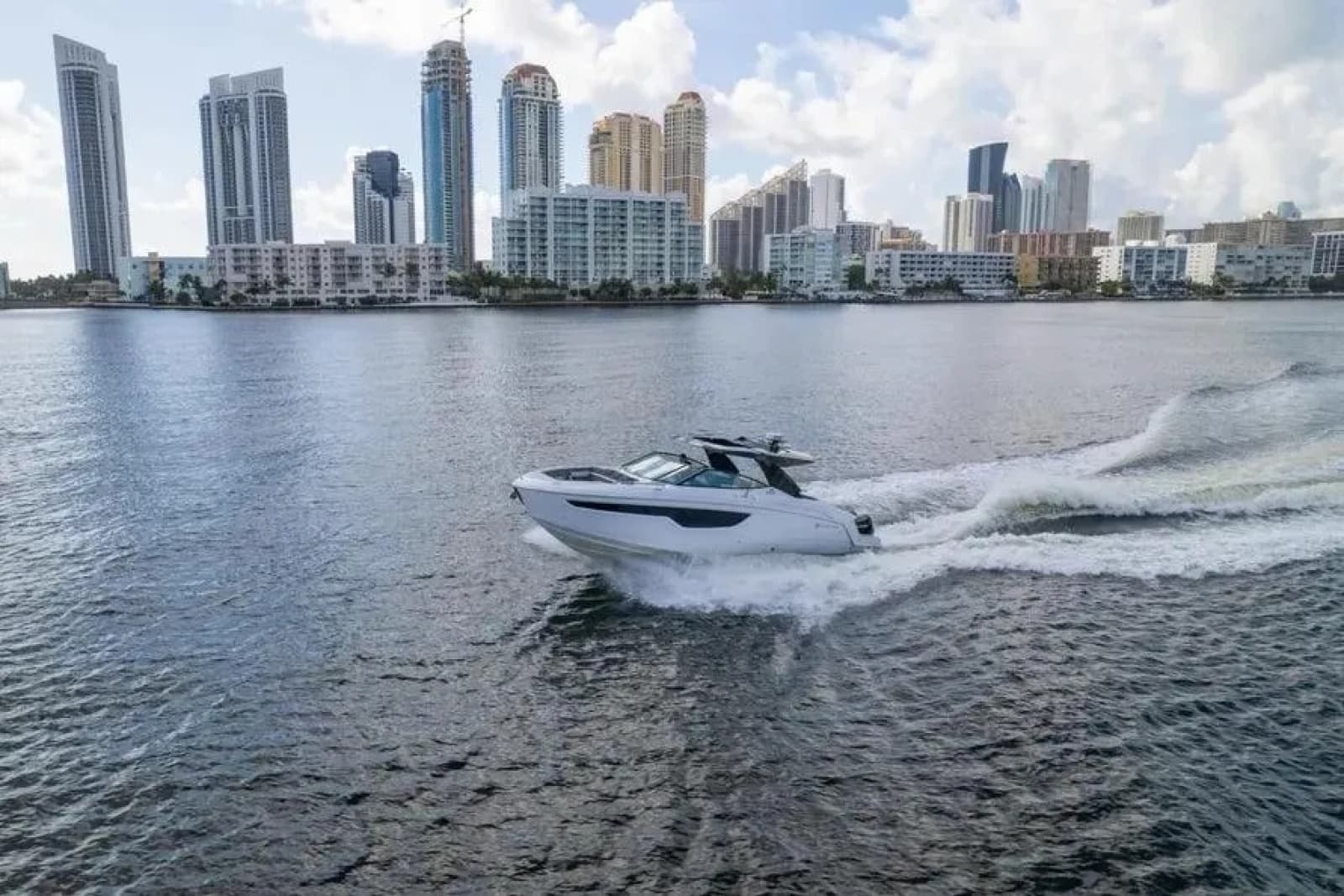 2021 Cruisers Yachts  - Photo 2