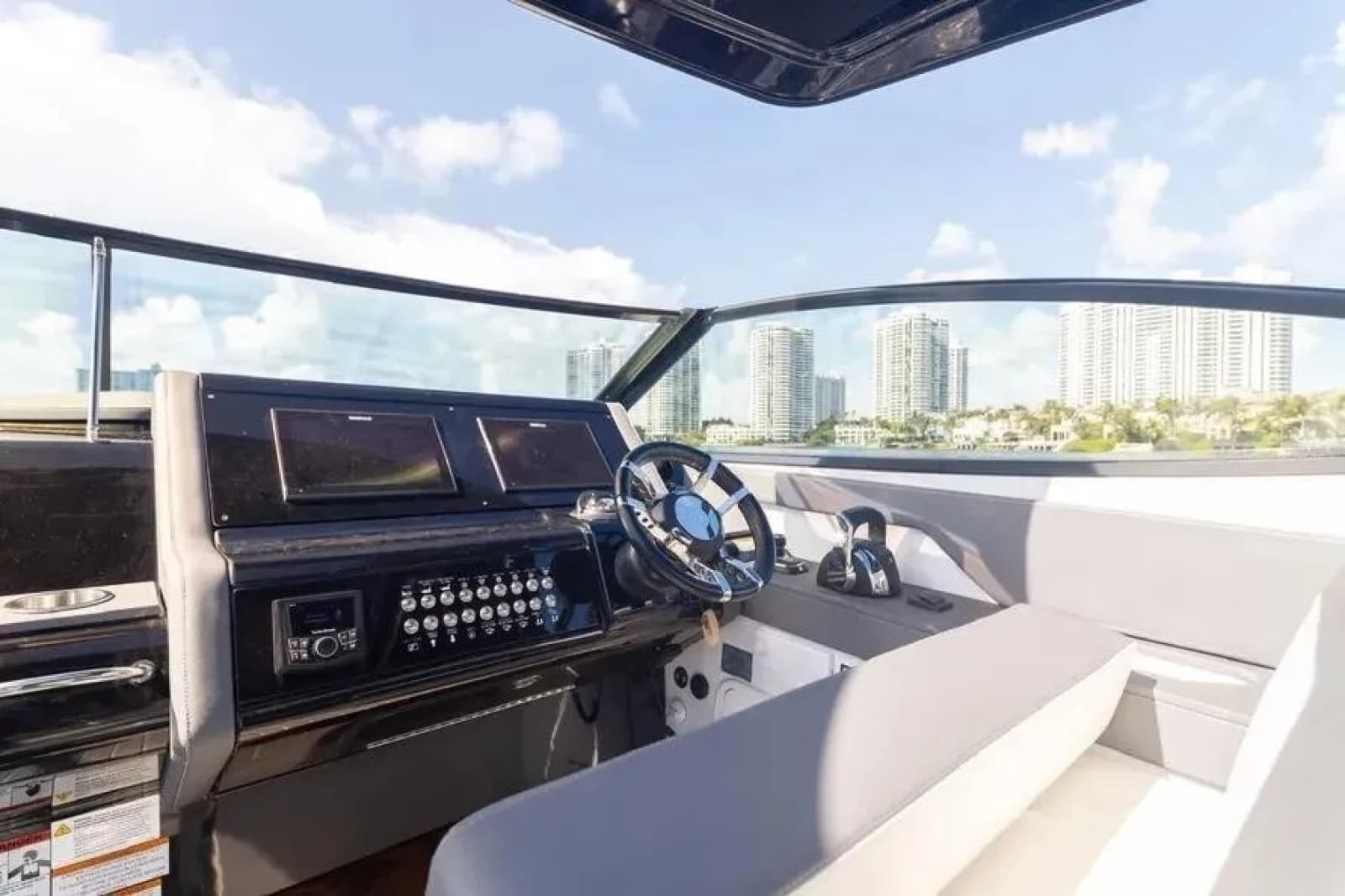 2021 Cruisers Yachts  - Photo 17