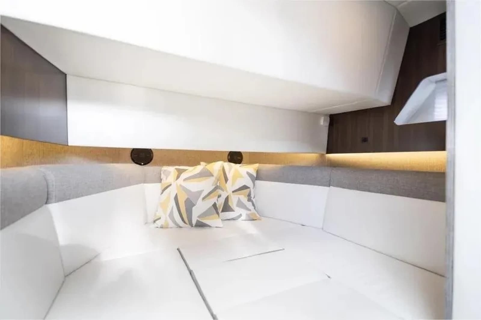 2021 Cruisers Yachts  - Photo 24