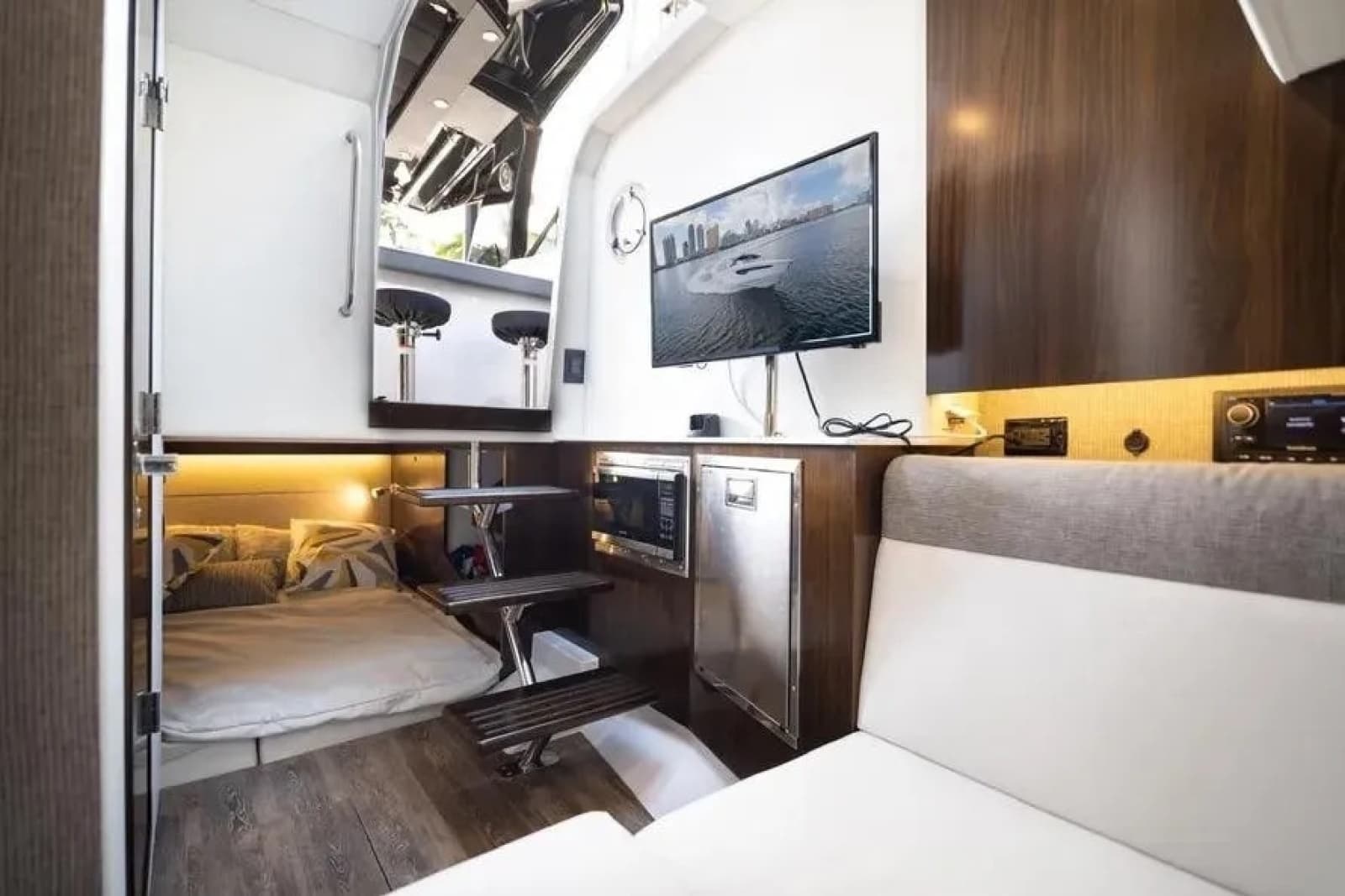 2021 Cruisers Yachts  - Photo 25