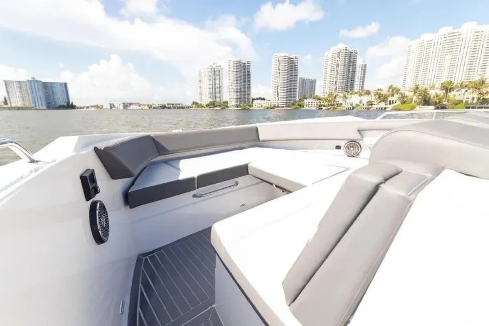 2021 Cruisers Yachts  - Photo 12