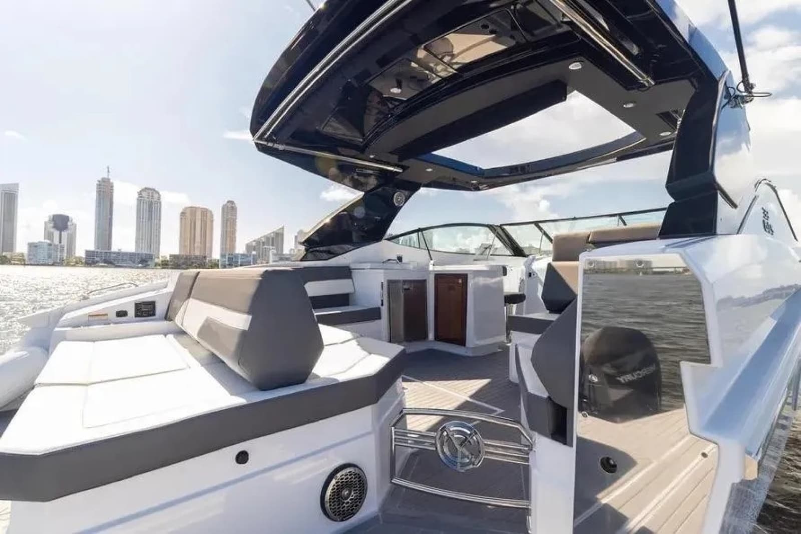 2021 Cruisers Yachts  - Photo 13