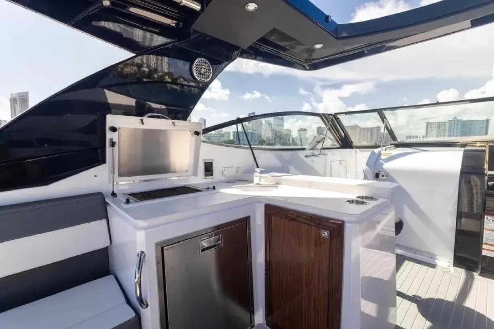 2021 Cruisers Yachts  - Photo 15