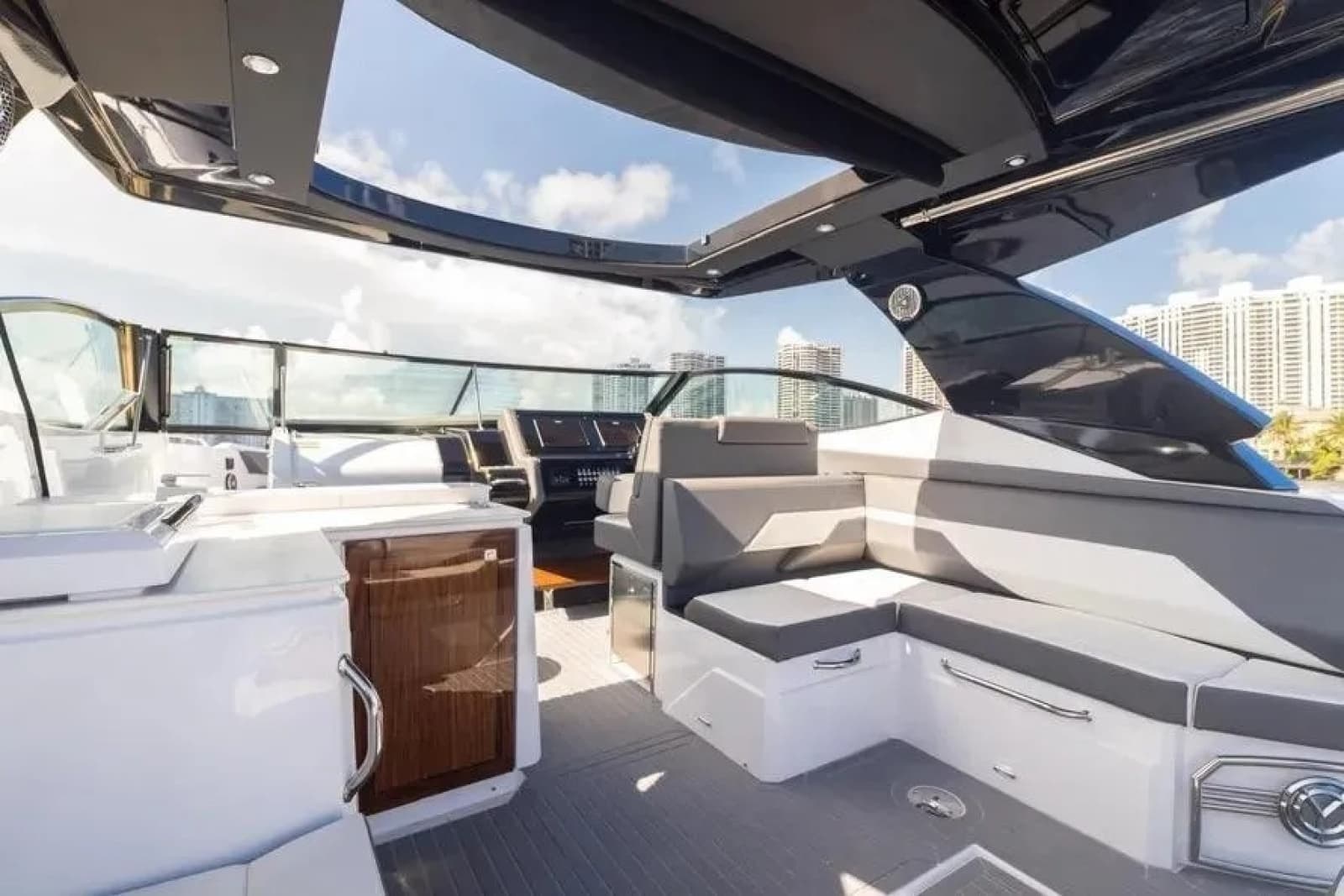 2021 Cruisers Yachts  - Photo 18