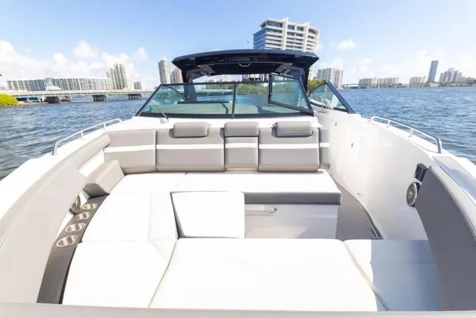 2021 Cruisers Yachts  - Photo 11
