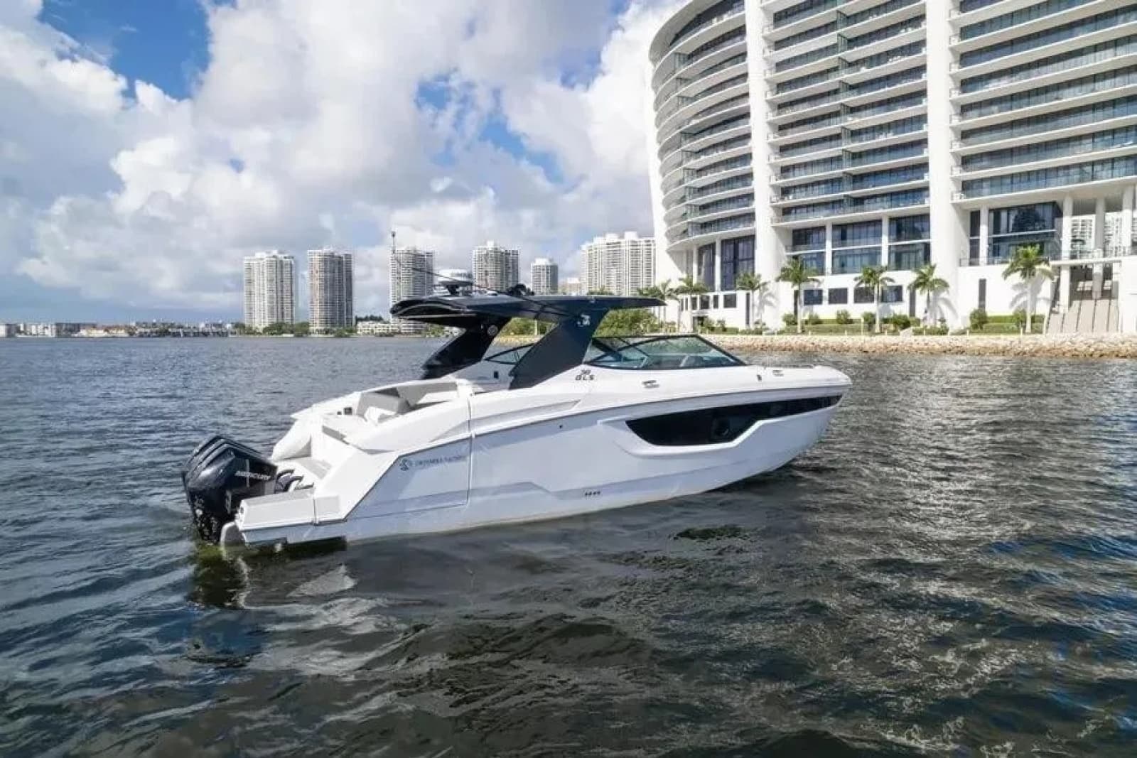 2021 Cruisers Yachts  - Photo 5