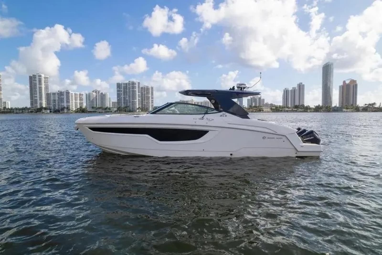 2021 Cruisers Yachts  - Photo 4
