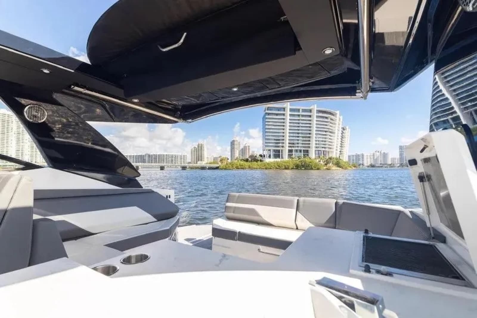 2021 Cruisers Yachts  - Photo 23