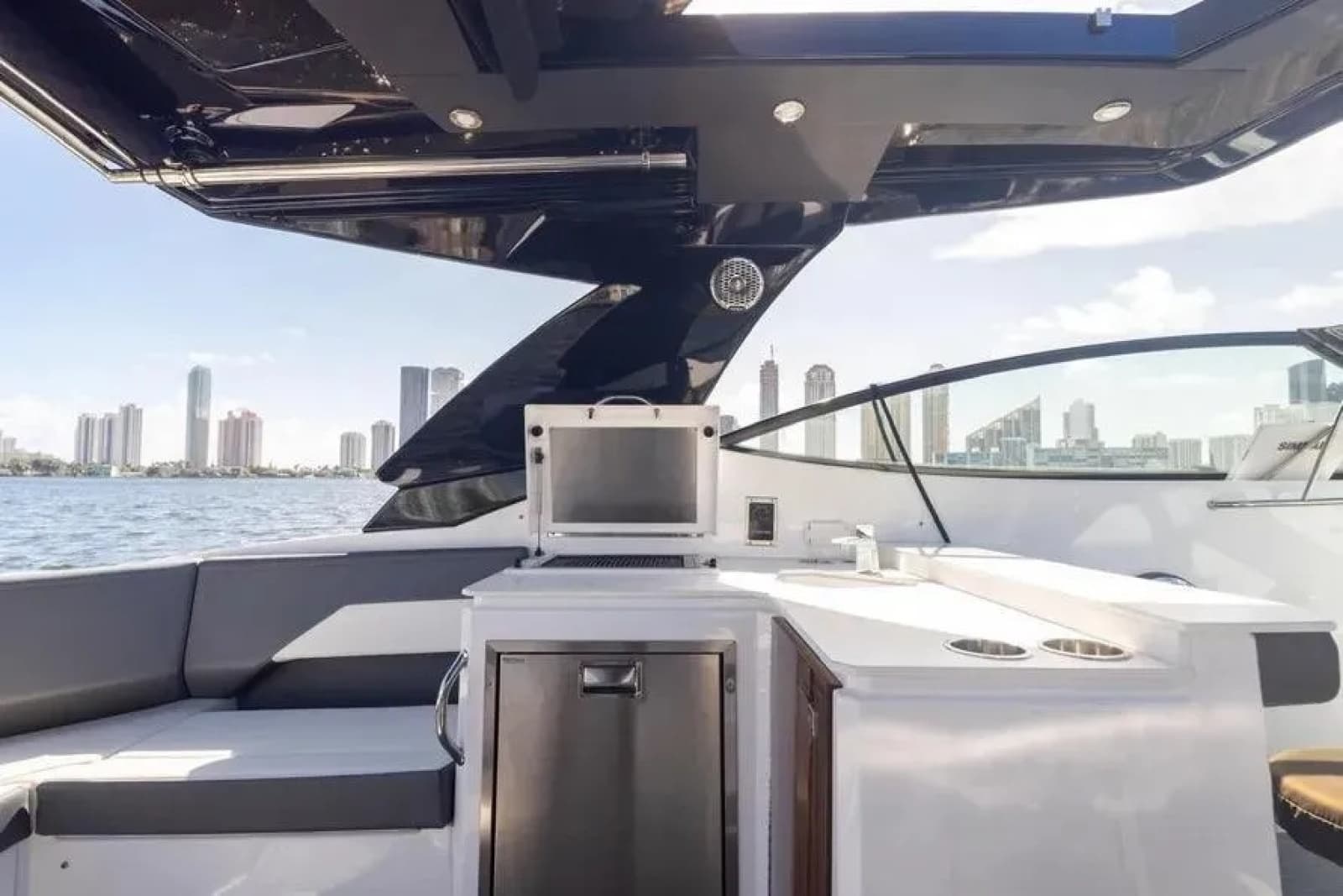 2021 Cruisers Yachts  - Photo 16