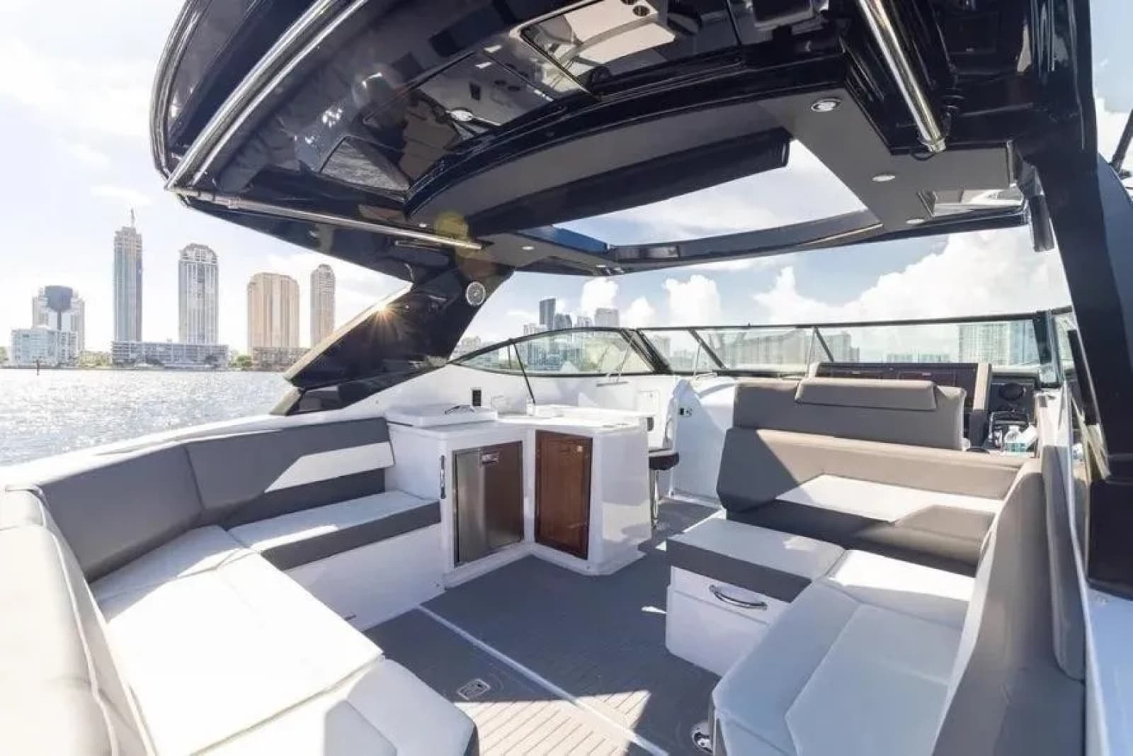 2021 Cruisers Yachts  - Photo 20