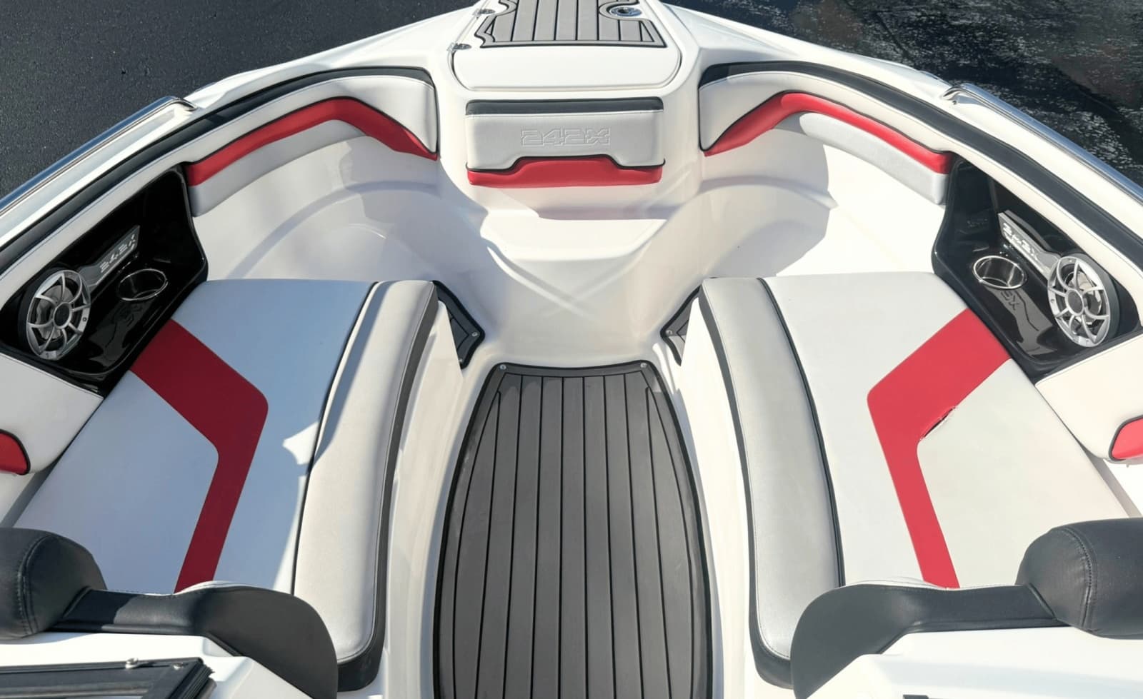 2018 Yamaha Boats 242X - Photo 32