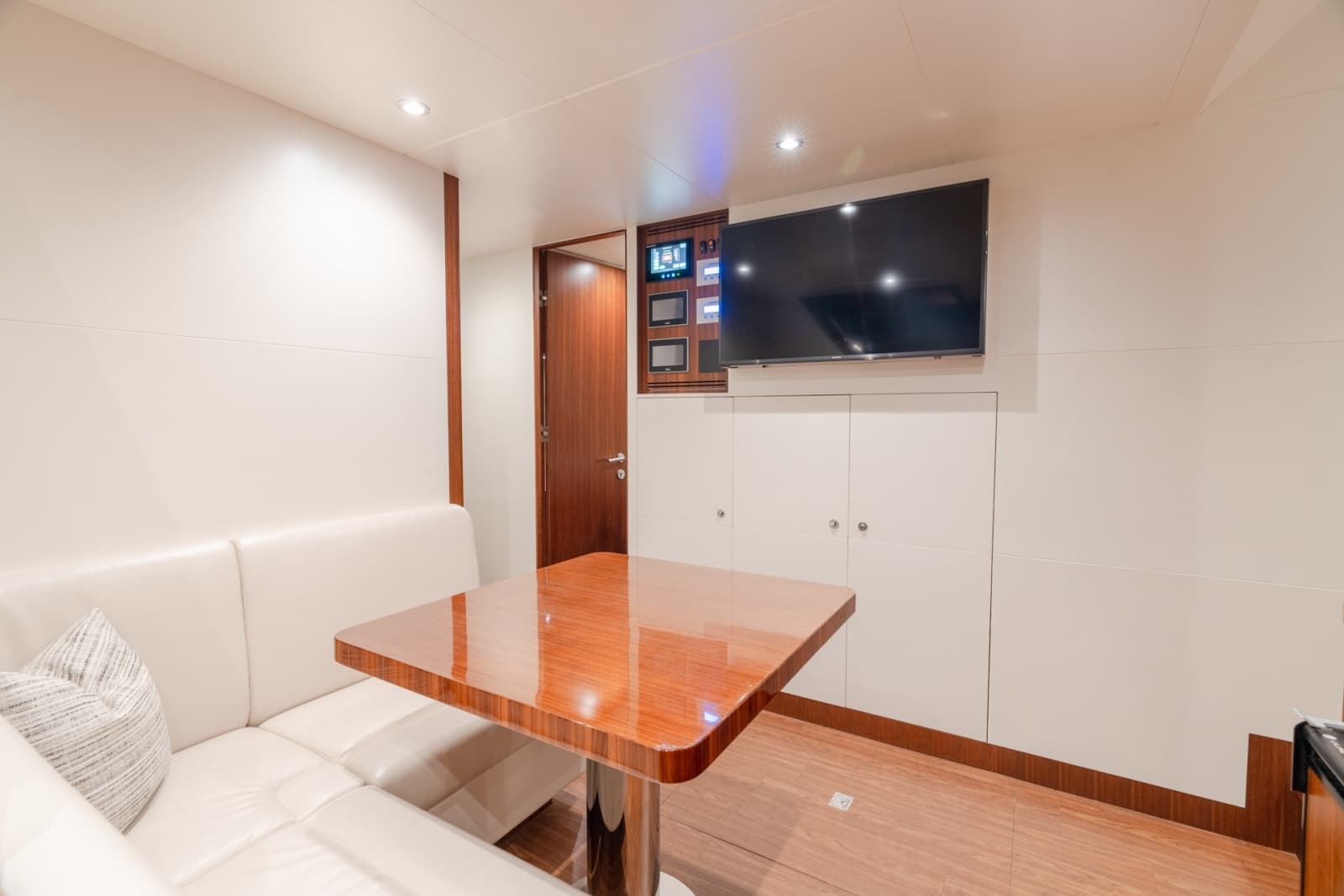 2019 Ocean Alexander 100 Motoryacht - Photo 53