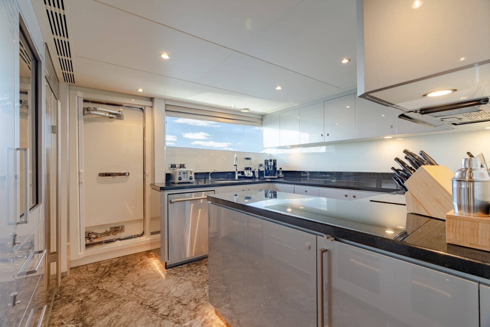 2019 Ocean Alexander 100 Motoryacht - Photo 13