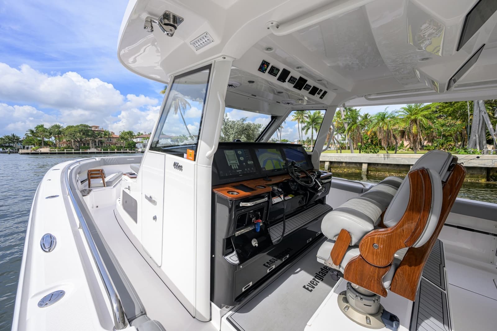 2023 Everglades 455 Center Console - Photo 9
