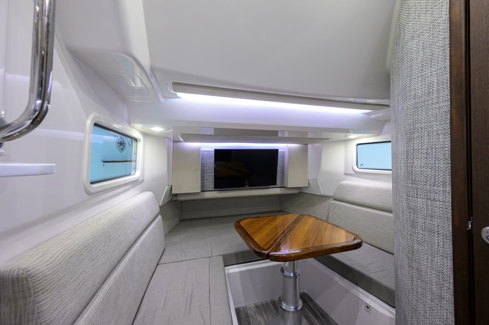 2023 Everglades 455 Center Console - Photo 3