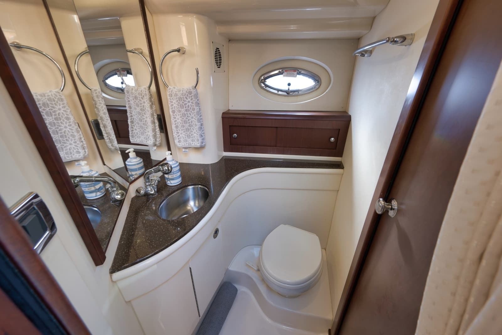 2012 Meridian 441 Sedan - Photo 75
