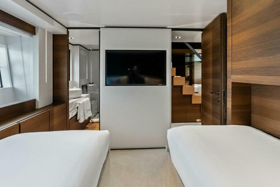 2023 Custom Line 33 Navetta - Photo 111