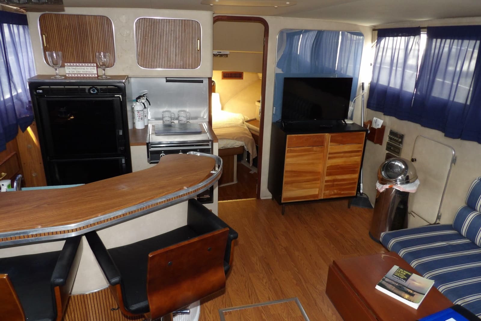 1984 Chris-Craft 381 Catalina - Photo 17