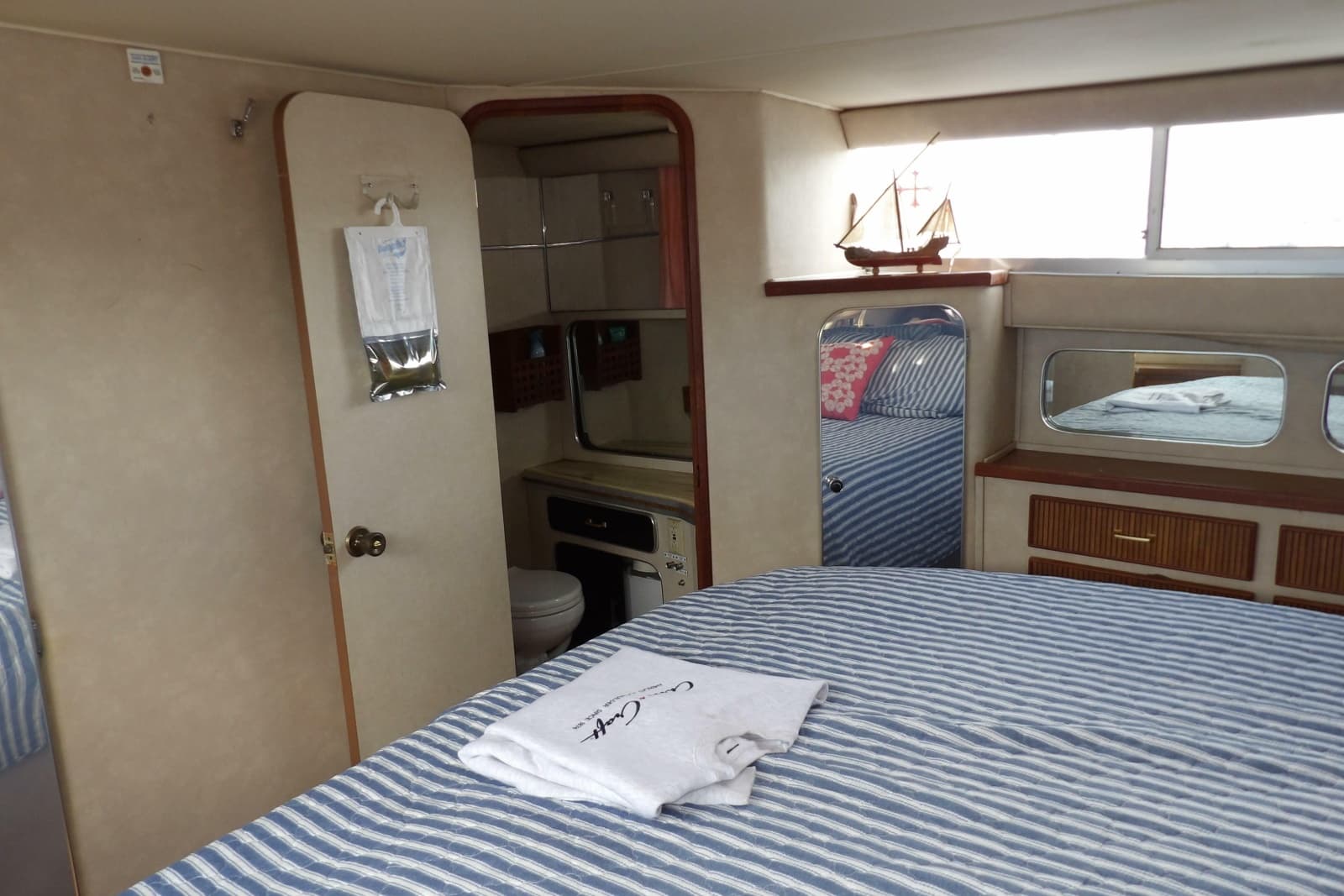 1984 Chris-Craft 381 Catalina - Photo 32