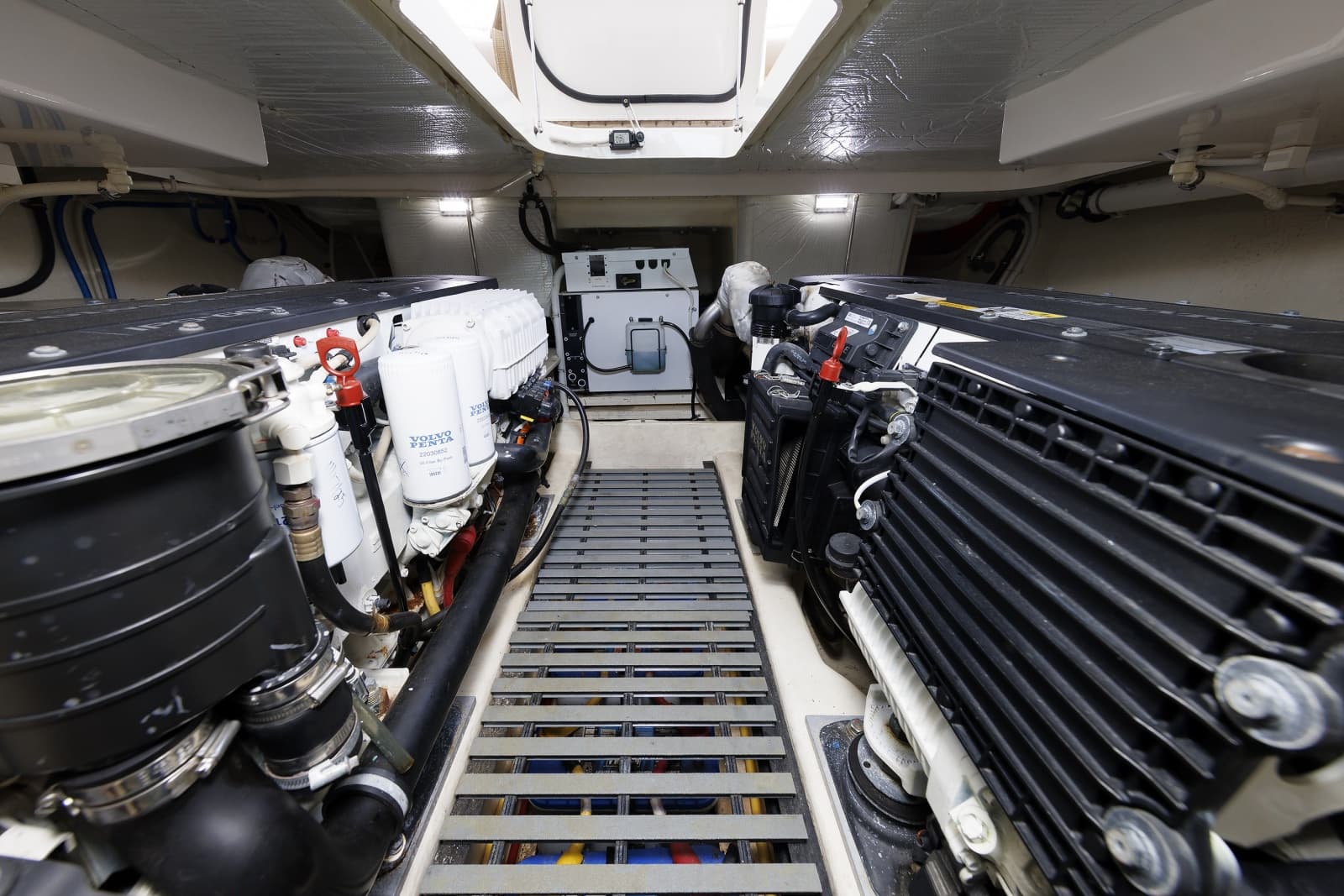2016 Tiara Yachts 44 Coupe - Photo 21