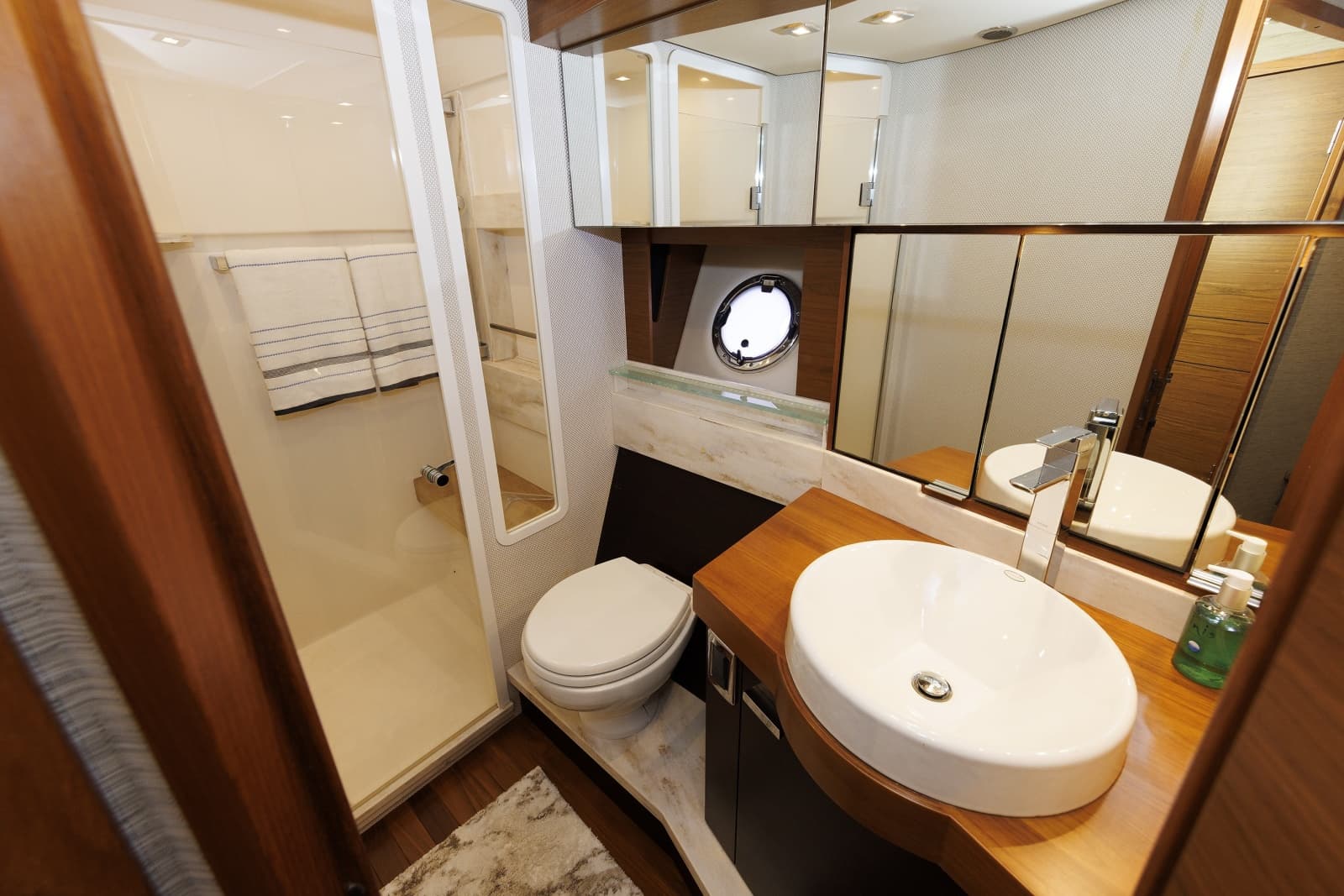 2016 Tiara Yachts 44 Coupe - Photo 8