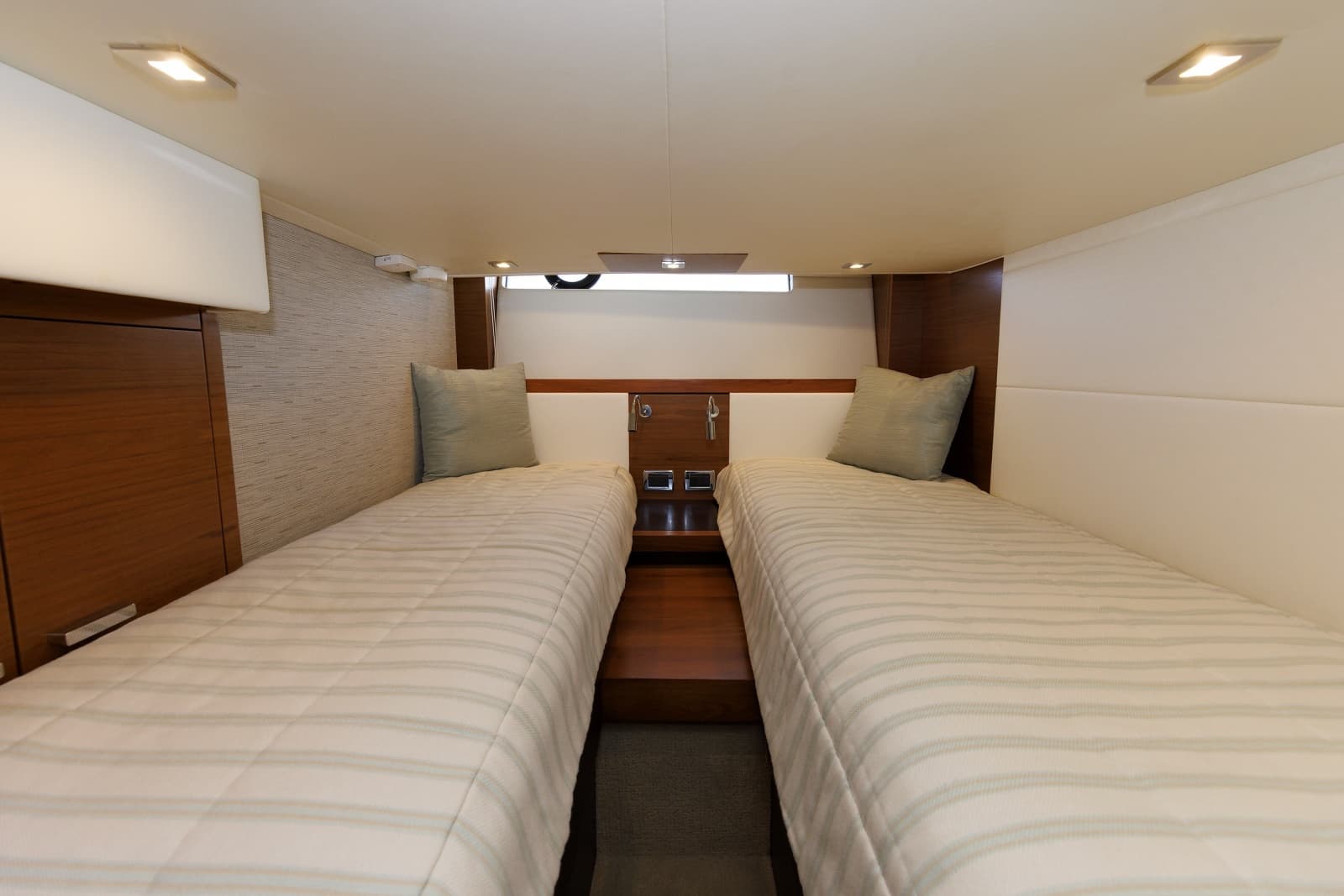 2016 Tiara Yachts 44 Coupe - Photo 9