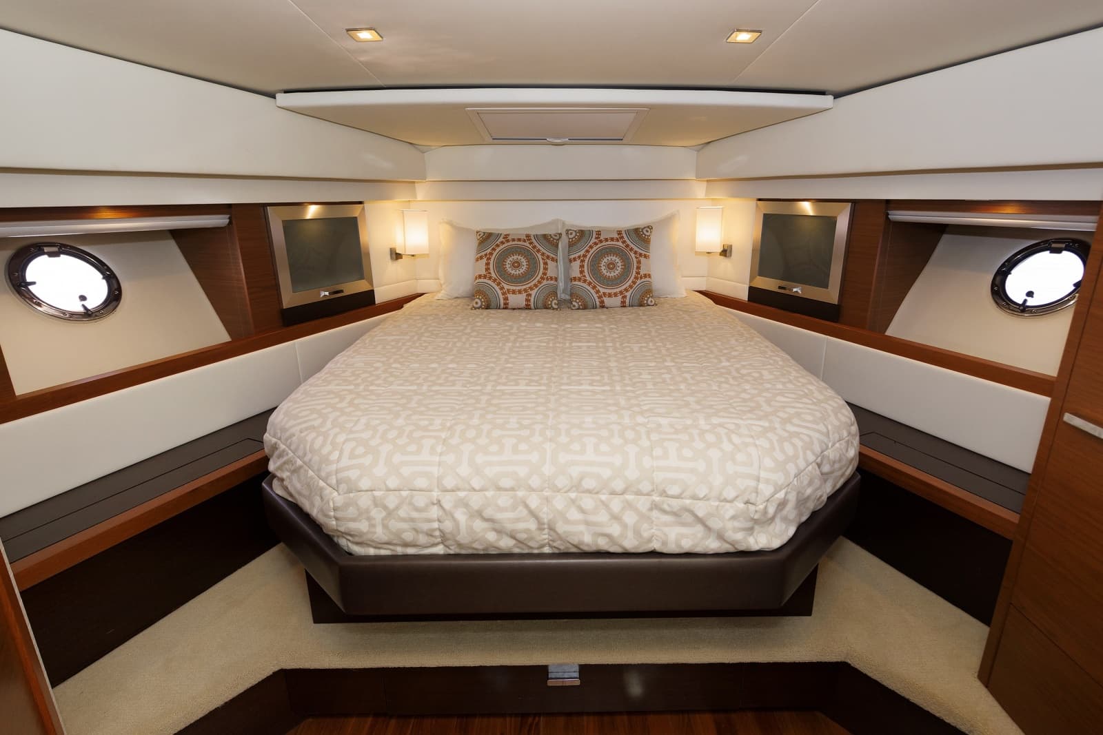 2016 Tiara Yachts 44 Coupe - Photo 6
