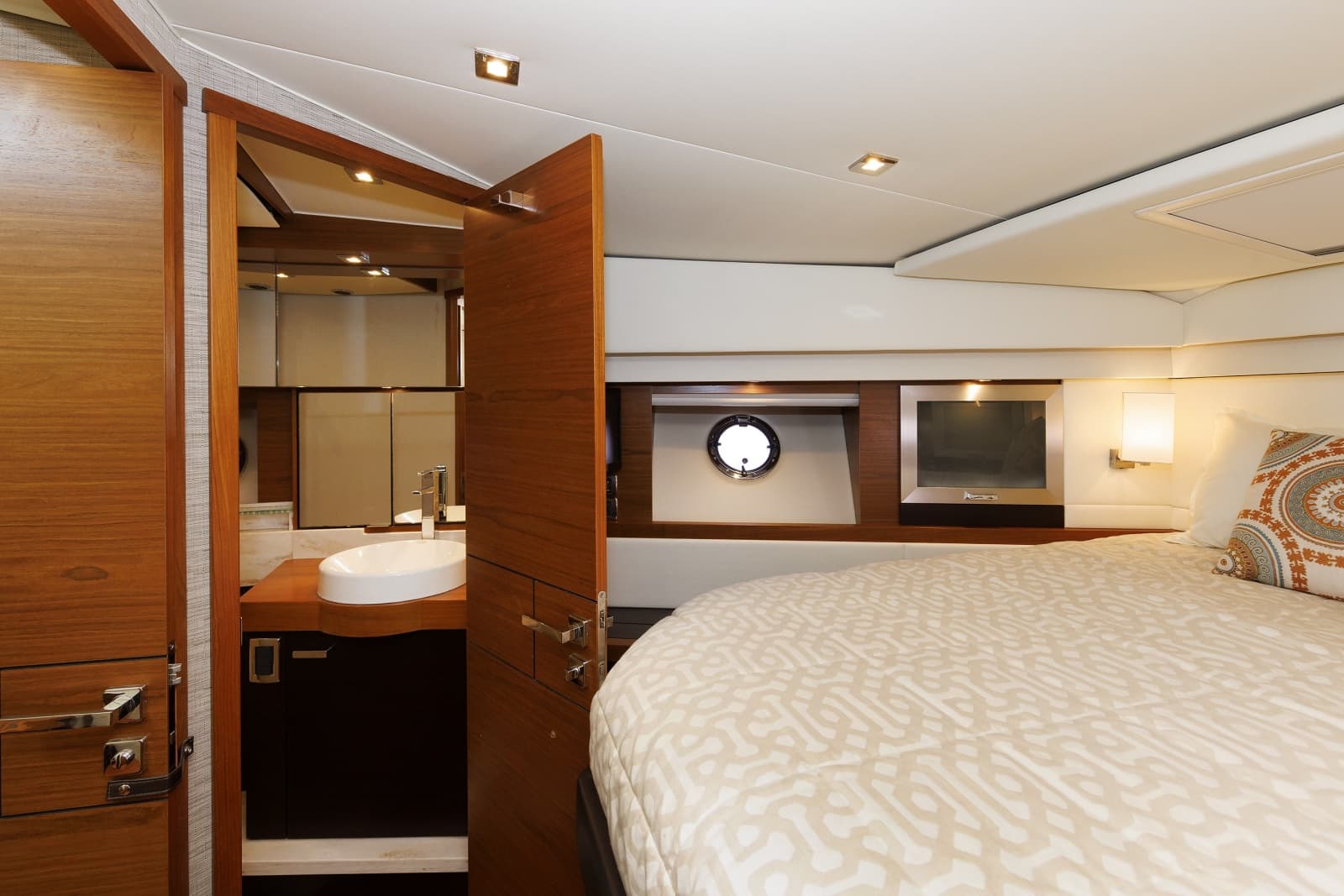 2016 Tiara Yachts 44 Coupe - Photo 7