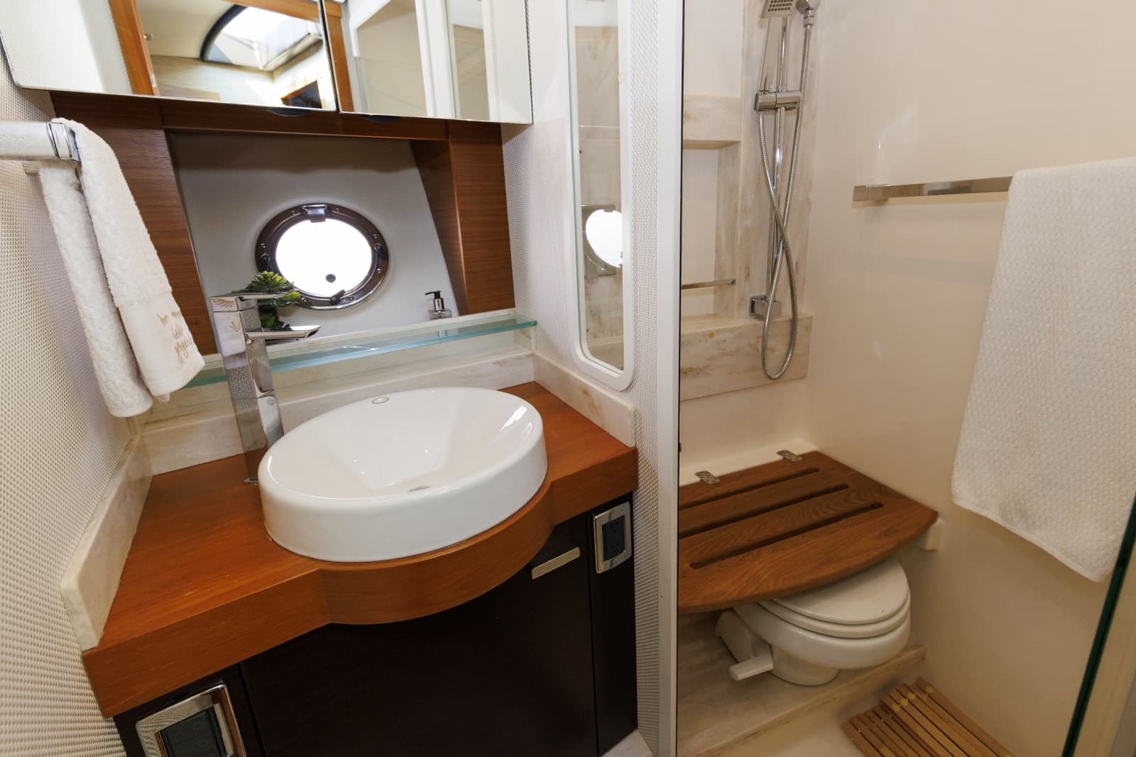 2016 Tiara Yachts 44 Coupe - Photo 11