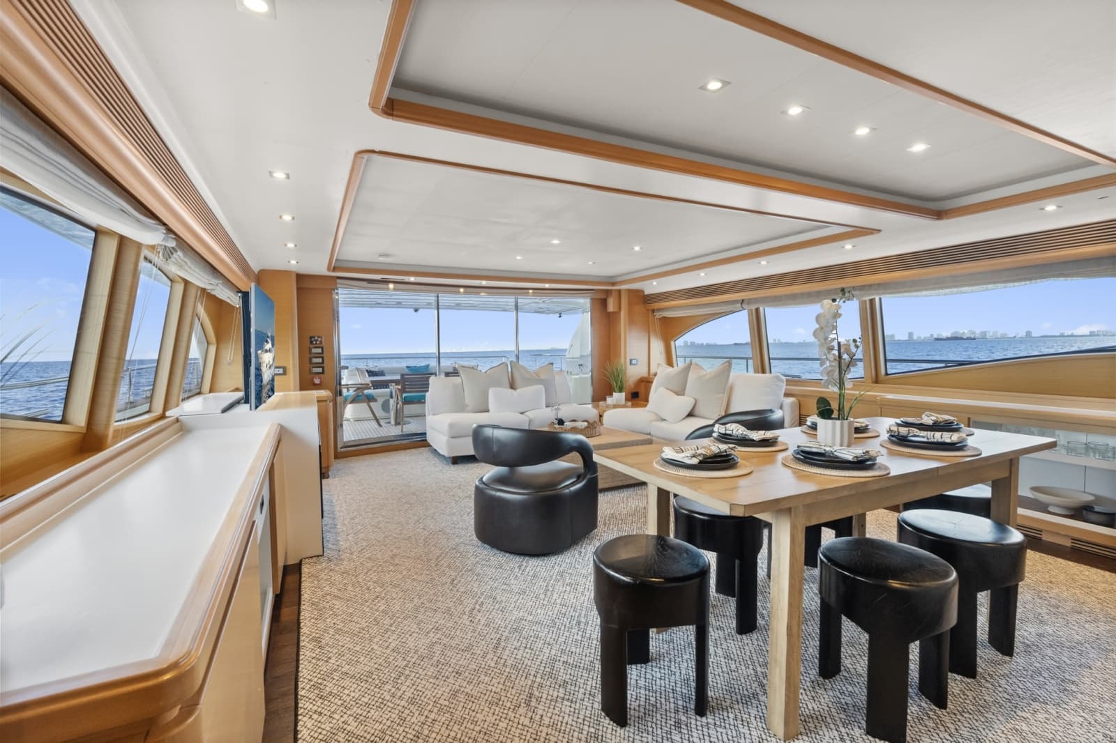 2011 Ferretti Yachts Custom Line - Photo 17