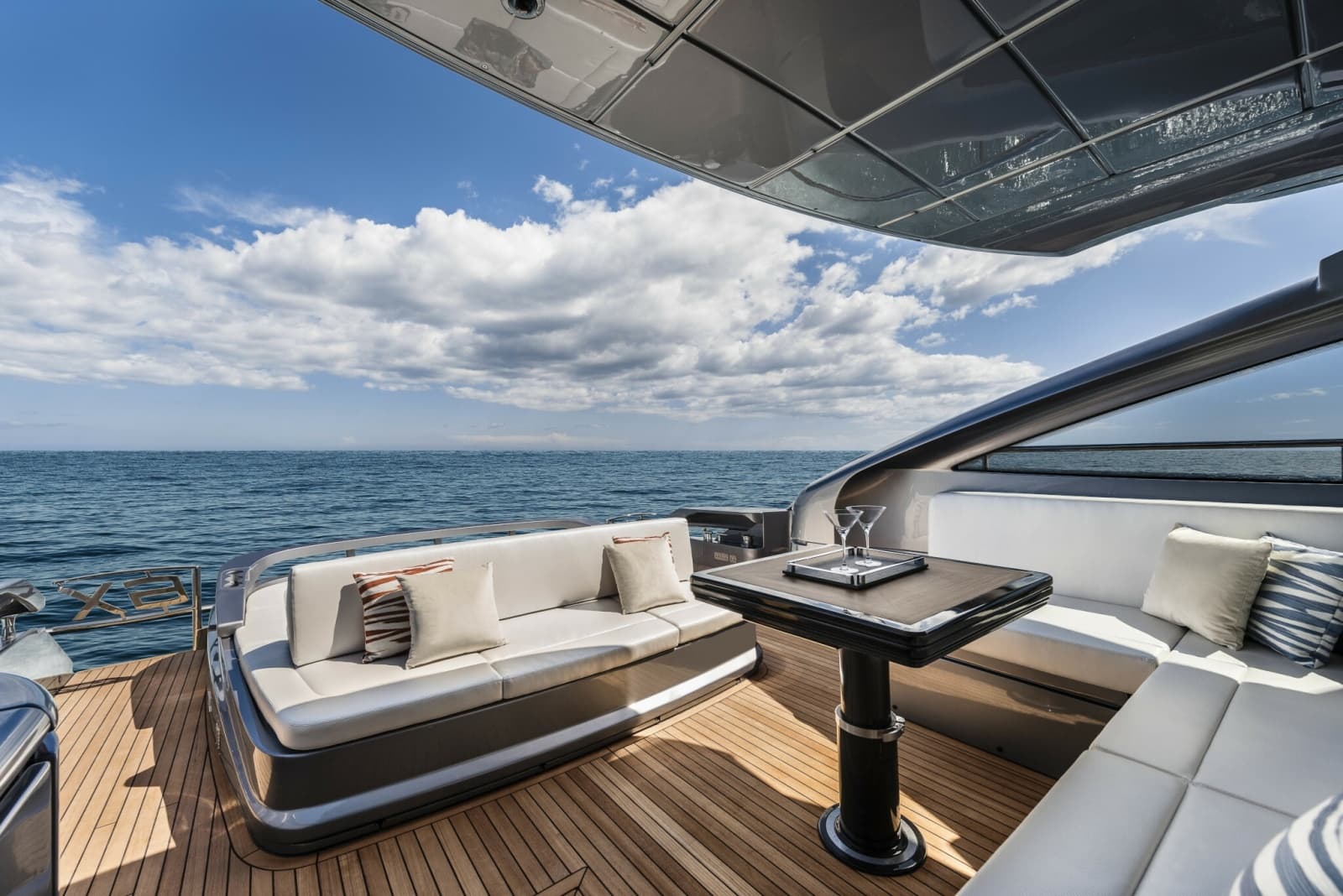 2023 Pershing 6X - Photo 12