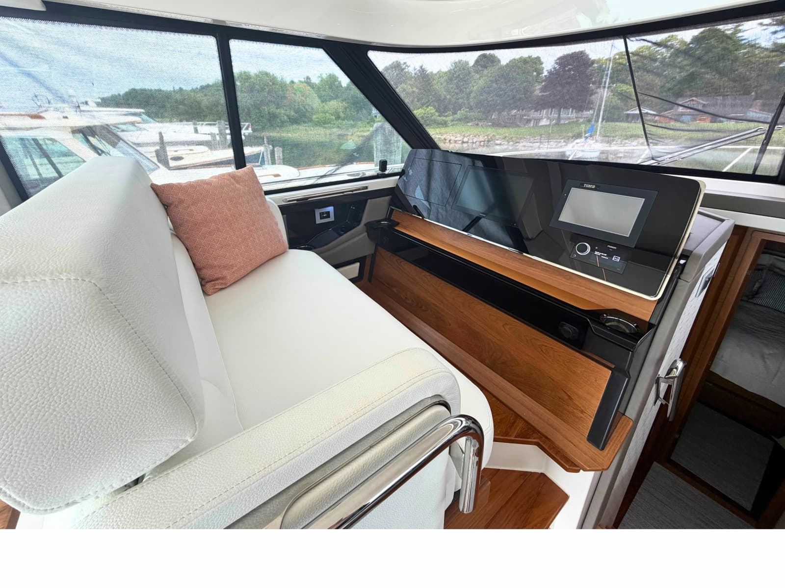 2025 Tiara Yachts 48 LE - Photo 16