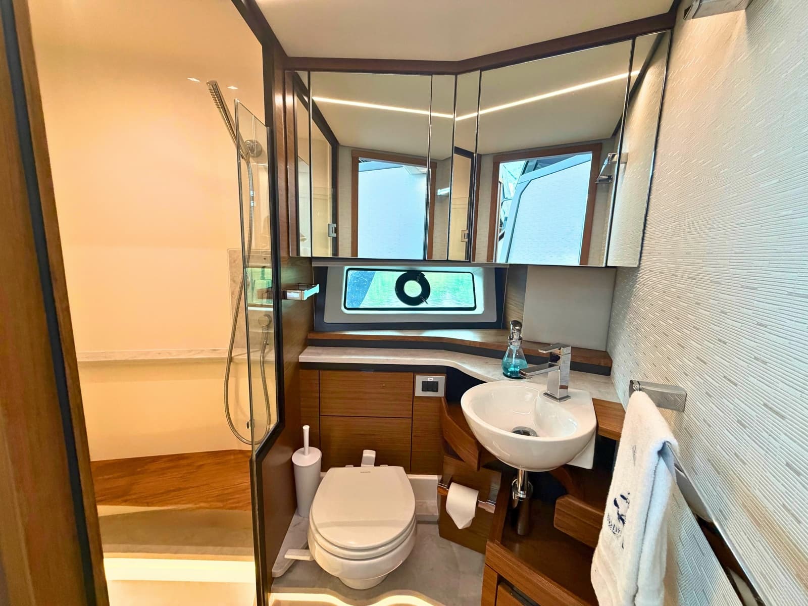 2025 Tiara Yachts 48 LE - Photo 30