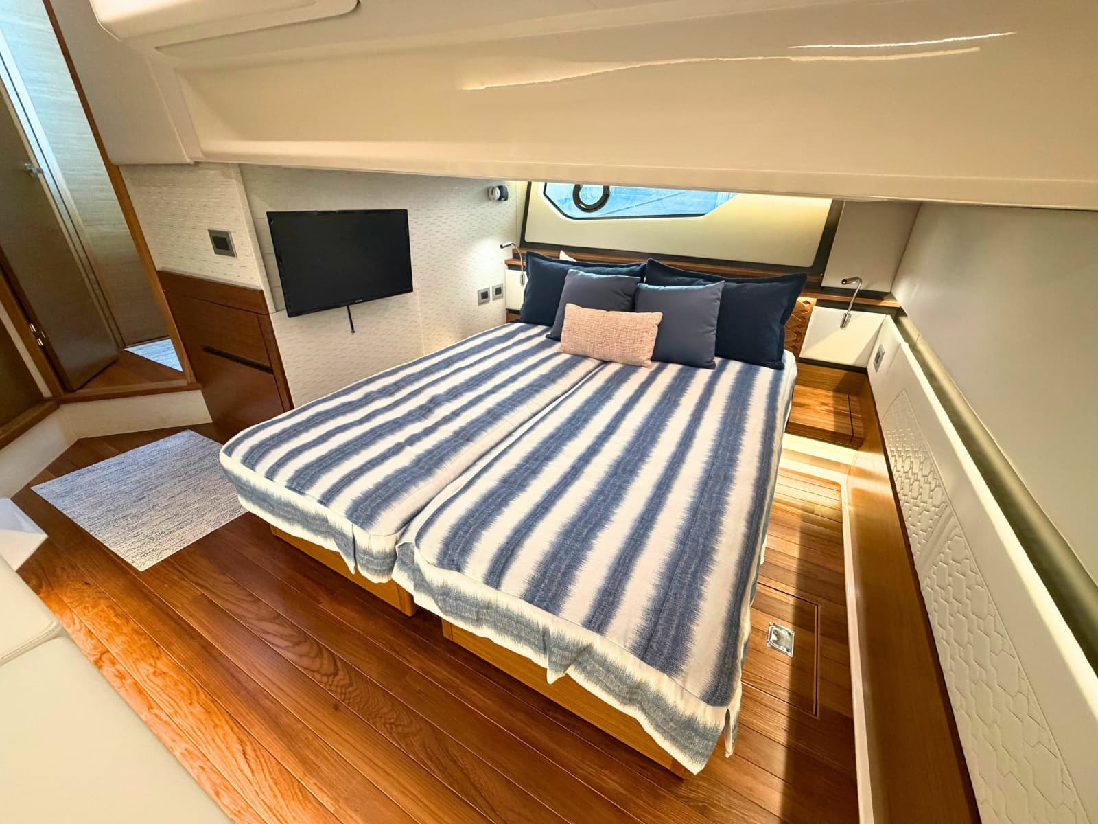 2025 Tiara Yachts 48 LE - Photo 27
