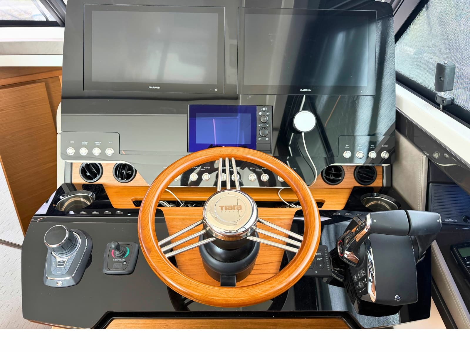 2025 Tiara Yachts 48 LE - Photo 14