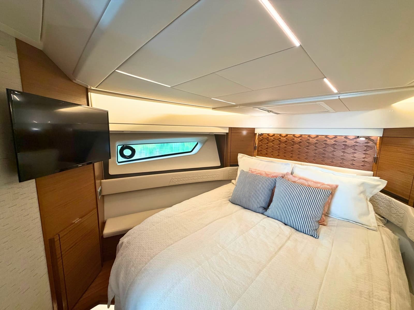 2025 Tiara Yachts 48 LE - Photo 21