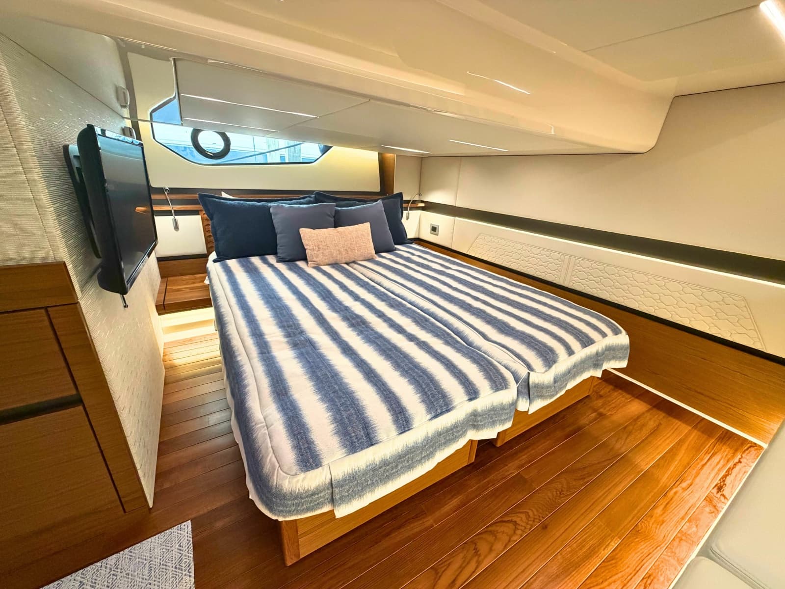 2025 Tiara Yachts 48 LE - Photo 25