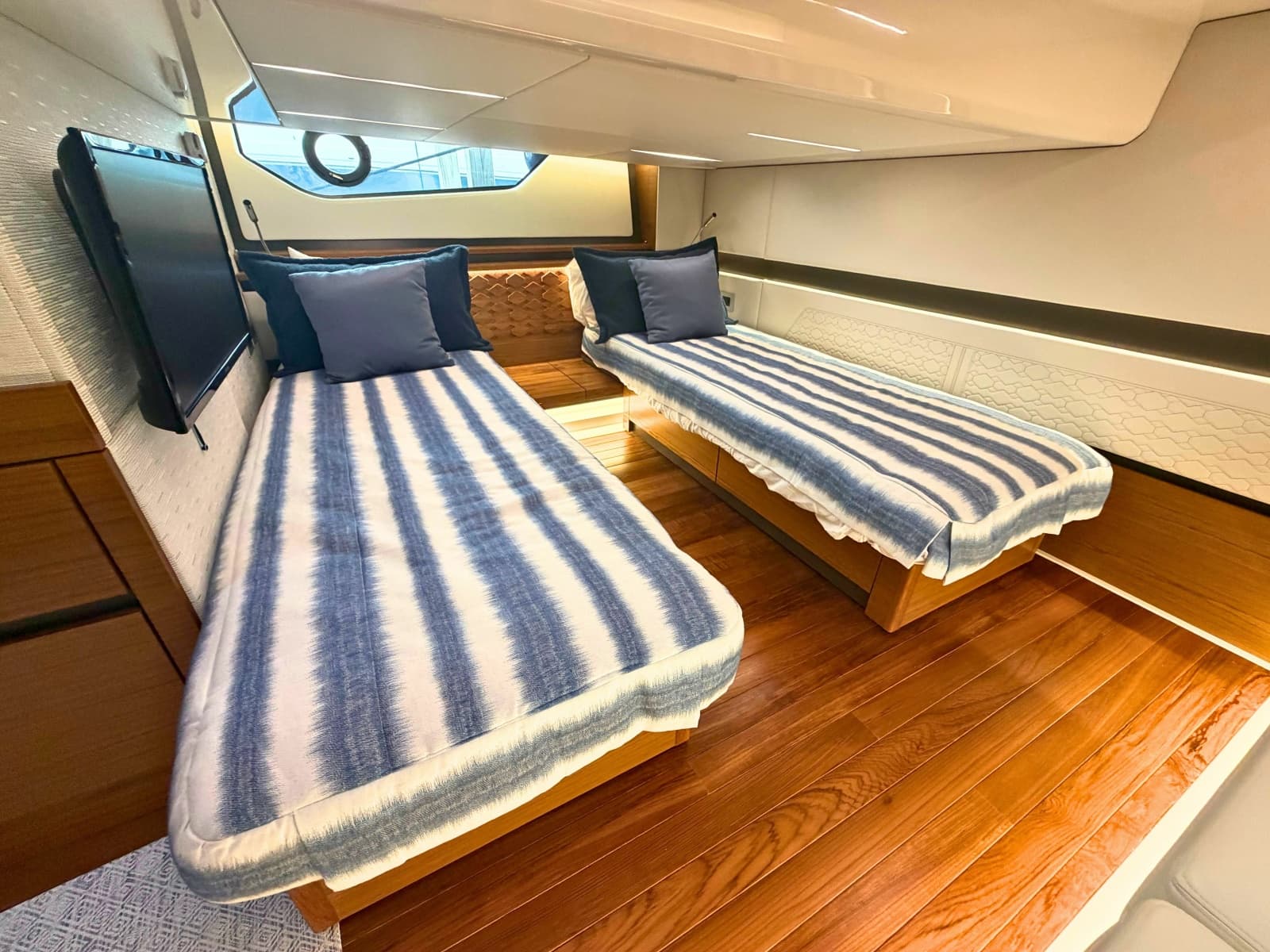 2025 Tiara Yachts 48 LE - Photo 26