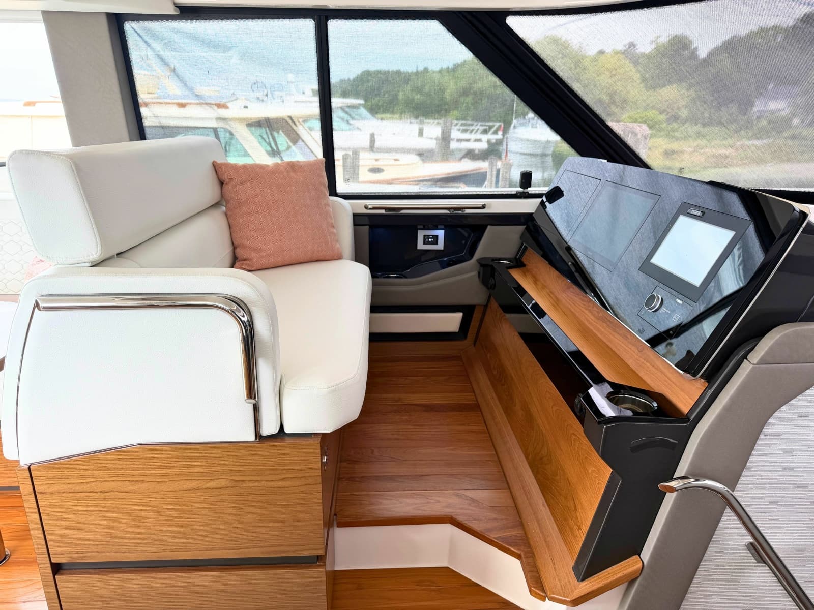 2025 Tiara Yachts 48 LE - Photo 15