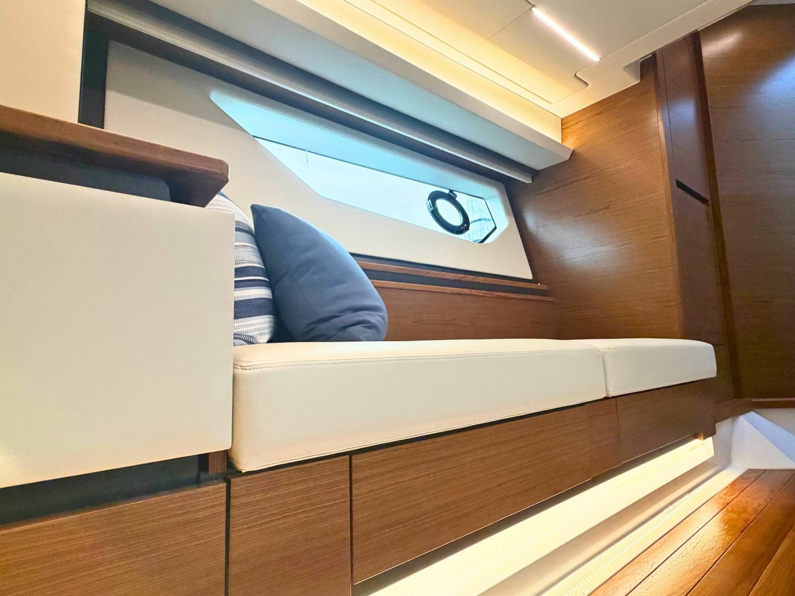 2025 Tiara Yachts 48 LE - Photo 29