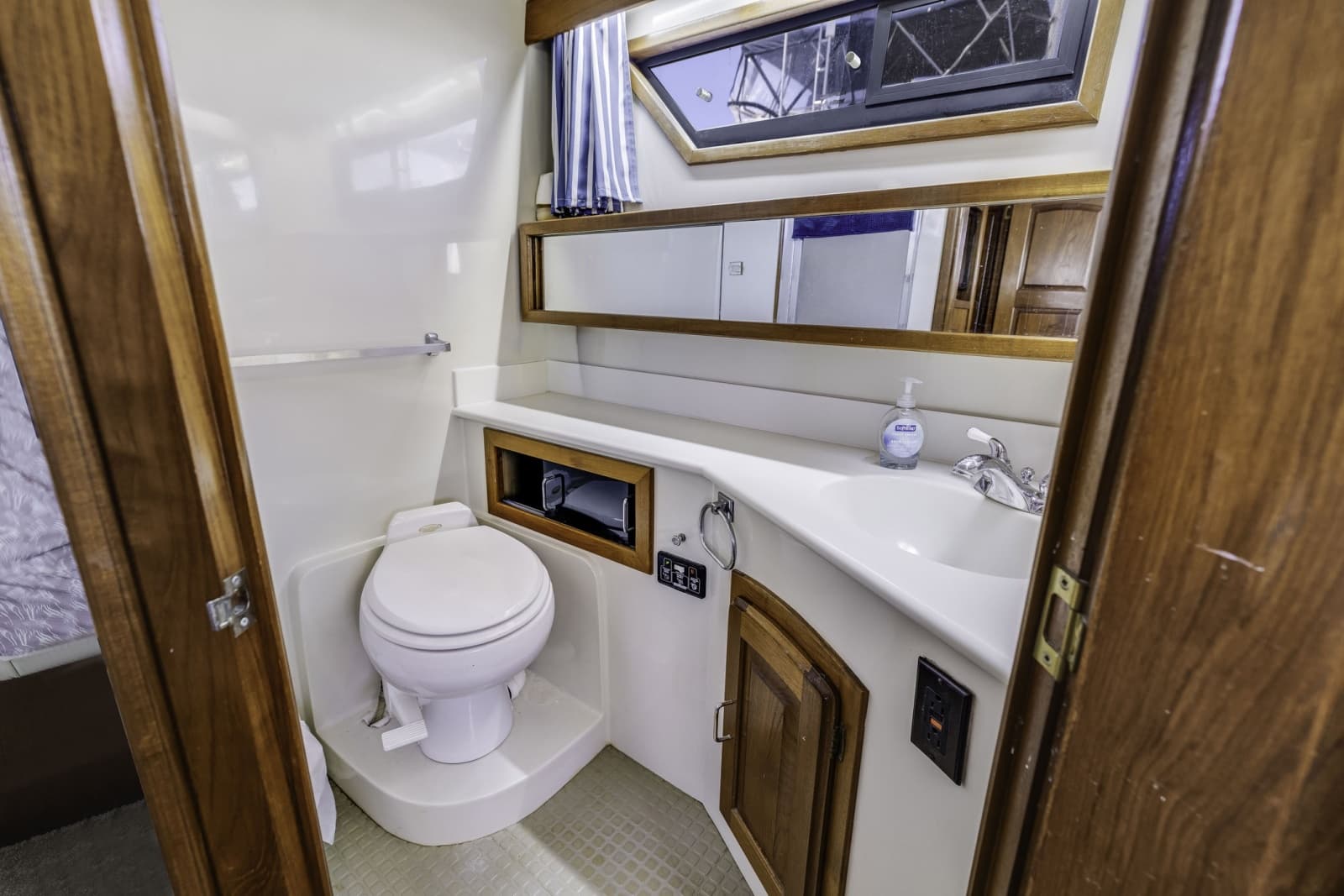 1989 Californian 45 Motor Yacht - Photo 45