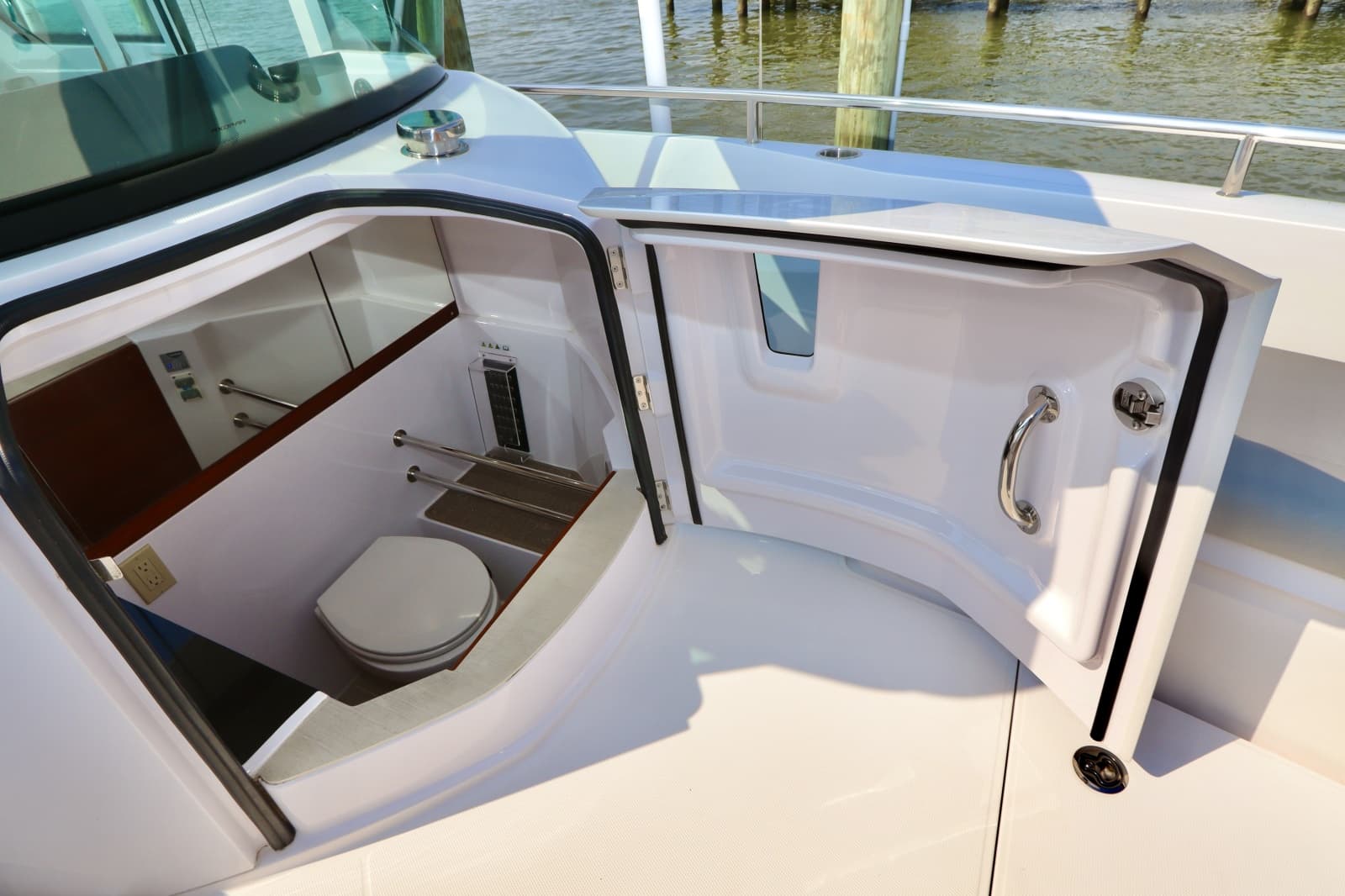 2021 Axopar 28 Cabin - Photo 11