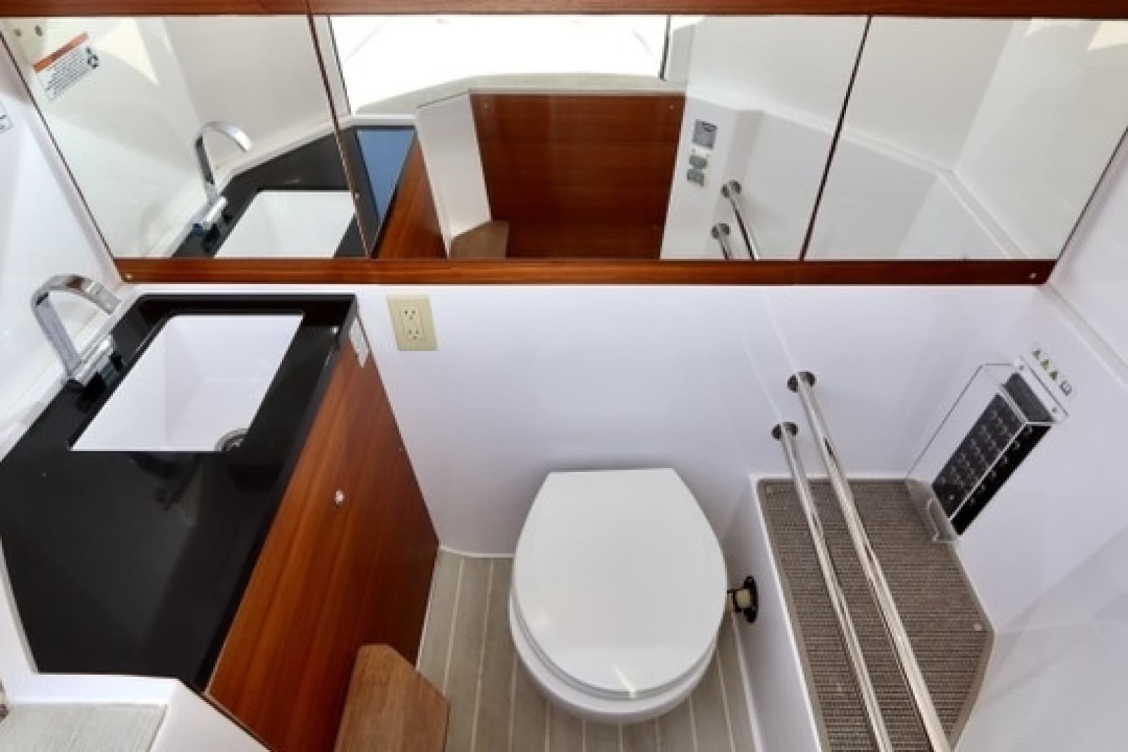 2021 Axopar 28 Cabin - Photo 12