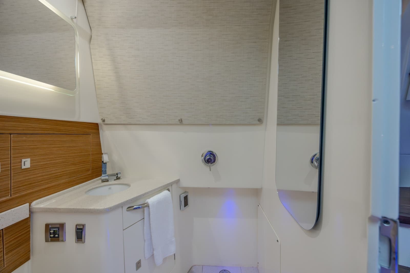 2017 Boston Whaler 420 Outrage - Photo 86