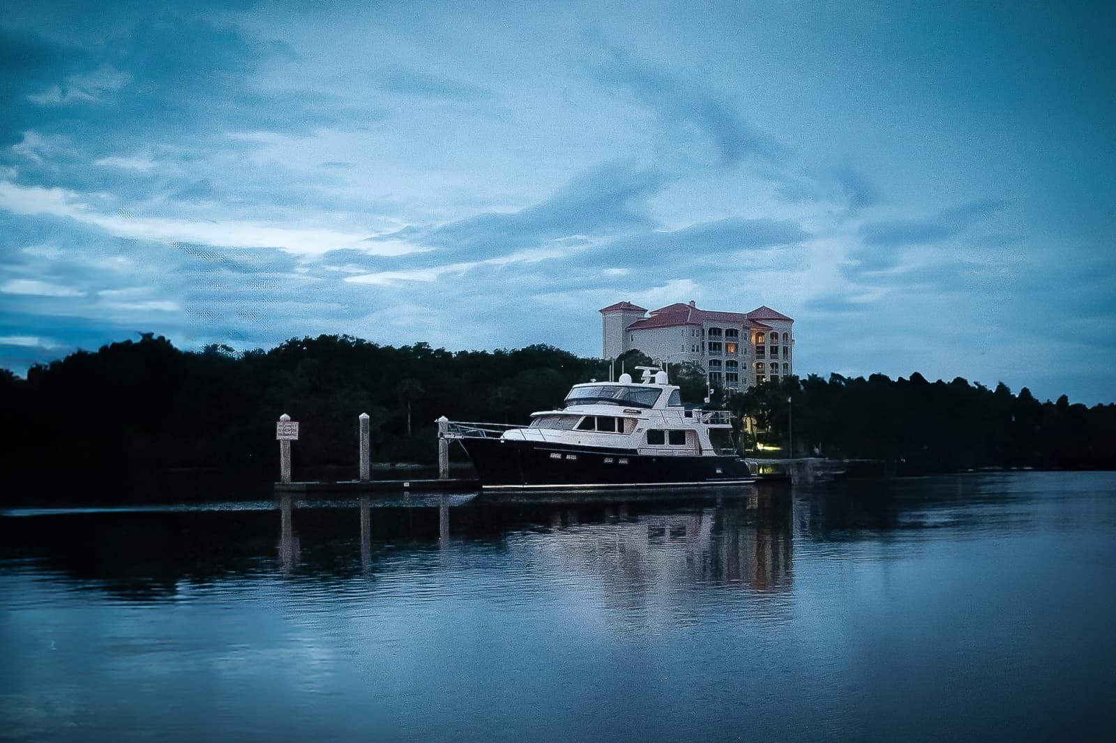 2016 Marlow Explorer 58E - Photo 2