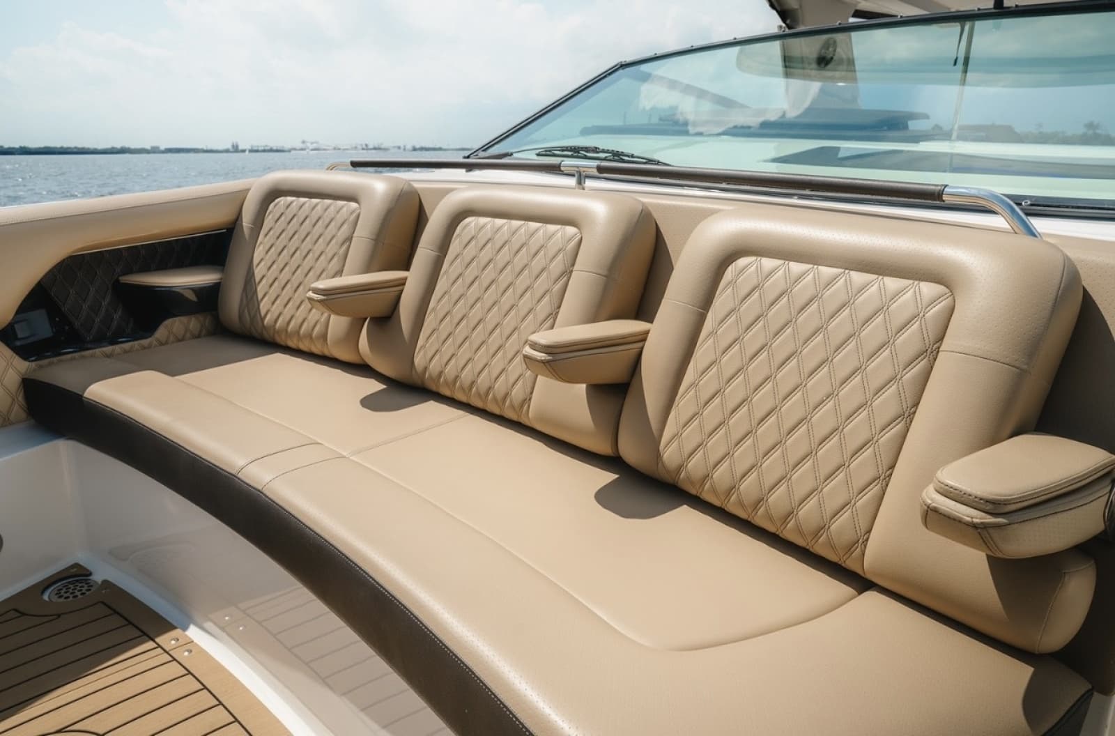 2021 Sea Ray SLX 400 Outboard - Photo 18