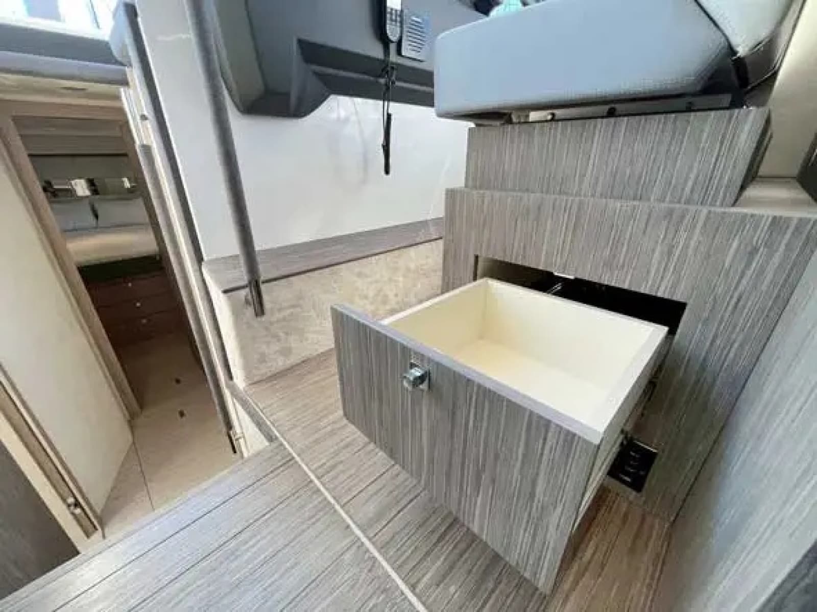 2025 Sessa F47 - Photo 13