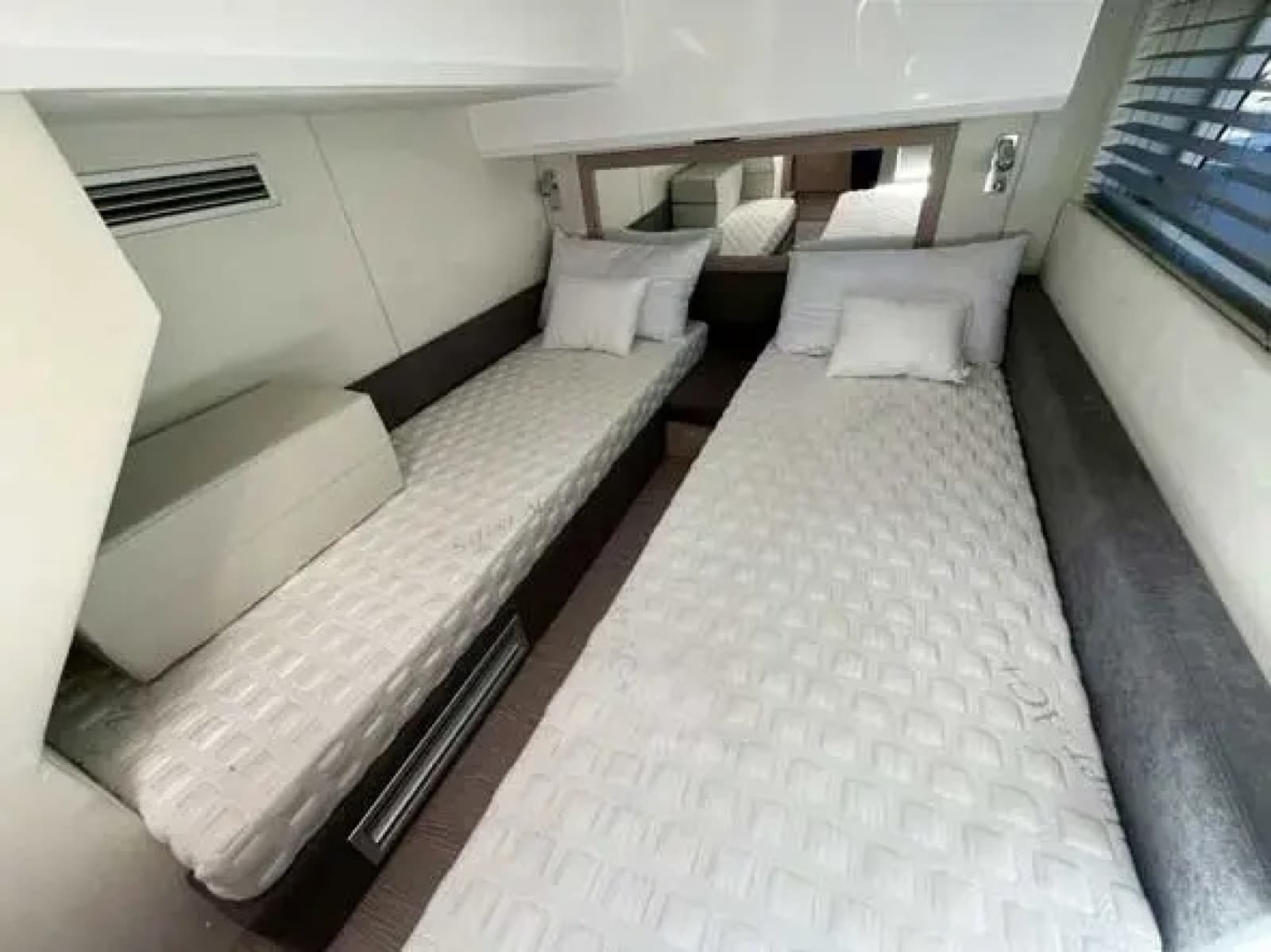 2025 Sessa F47 - Photo 18