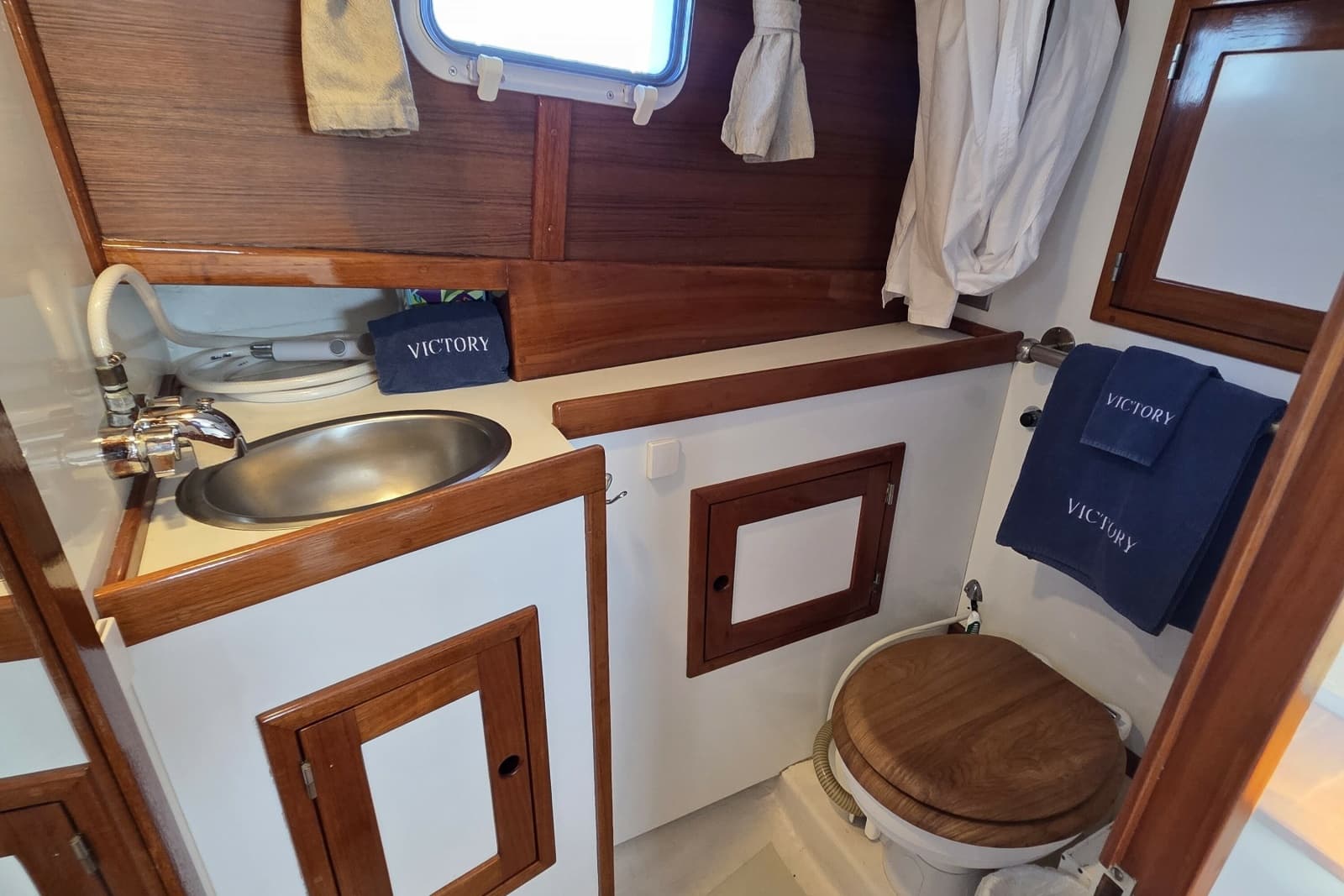 1987 Wilbur Flybridge Cruiser - Photo 16